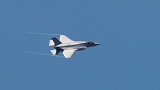 مقاتلة أميركية من طراز F-35 تابعة للحرس الوطني الجوي لولاية فيرمونت تحلّق فوق مطار سكوبيه، يوم الجمعة 17 يونيو/حزيران 2022.
