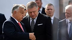 Macaristan Başbakanı Viktor Orban, solda ve Slovak mevkidaşı Robert Fico 130. yıldönümü kutlamaları sırasında konuşmalarını yapmadan önce birbirleriyle konuşuyorlar