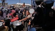 Schlange bei einer Essensverteilung in Khan Younis im Gazastreifen