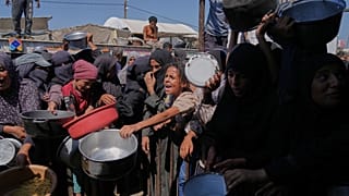 Schlange bei einer Essensverteilung in Khan Younis im Gazastreifen