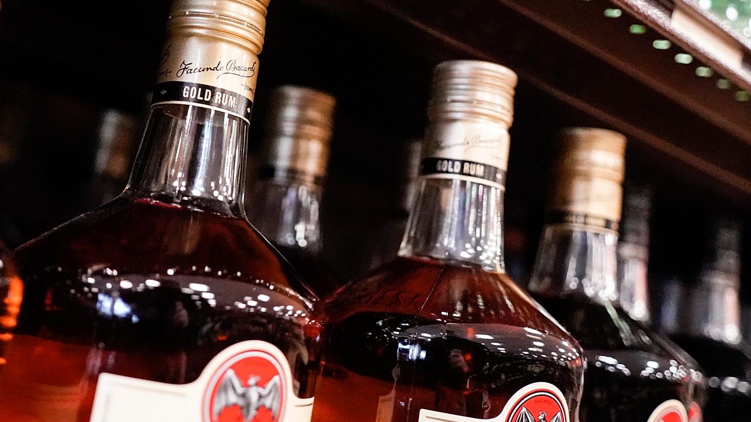 زجاجات من الروم معروضة للبيع في متجر النبيذ والمشروبات الروحية الفاخرة في ولاية بنسلفانيا،