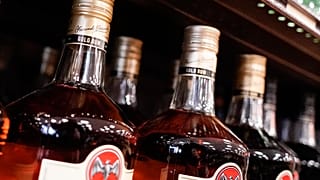 زجاجات من الروم معروضة للبيع في متجر النبيذ والمشروبات الروحية الفاخرة في ولاية بنسلفانيا،