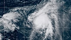 Imagem de satélite de uma tempestade tropical sobre o Oceano Atlântico