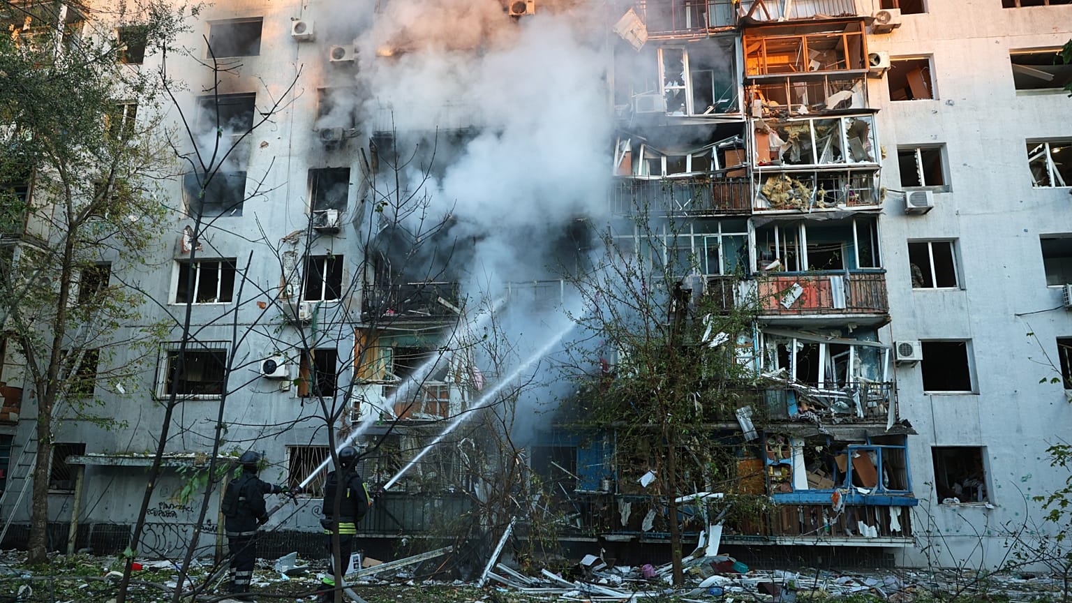 Un bâtiment résidentiel touché par une frappe russe à Kyiv le 28 septembre 2025