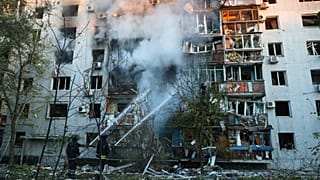 Un bâtiment résidentiel touché par une frappe russe à Kyiv le 28 septembre 2025
