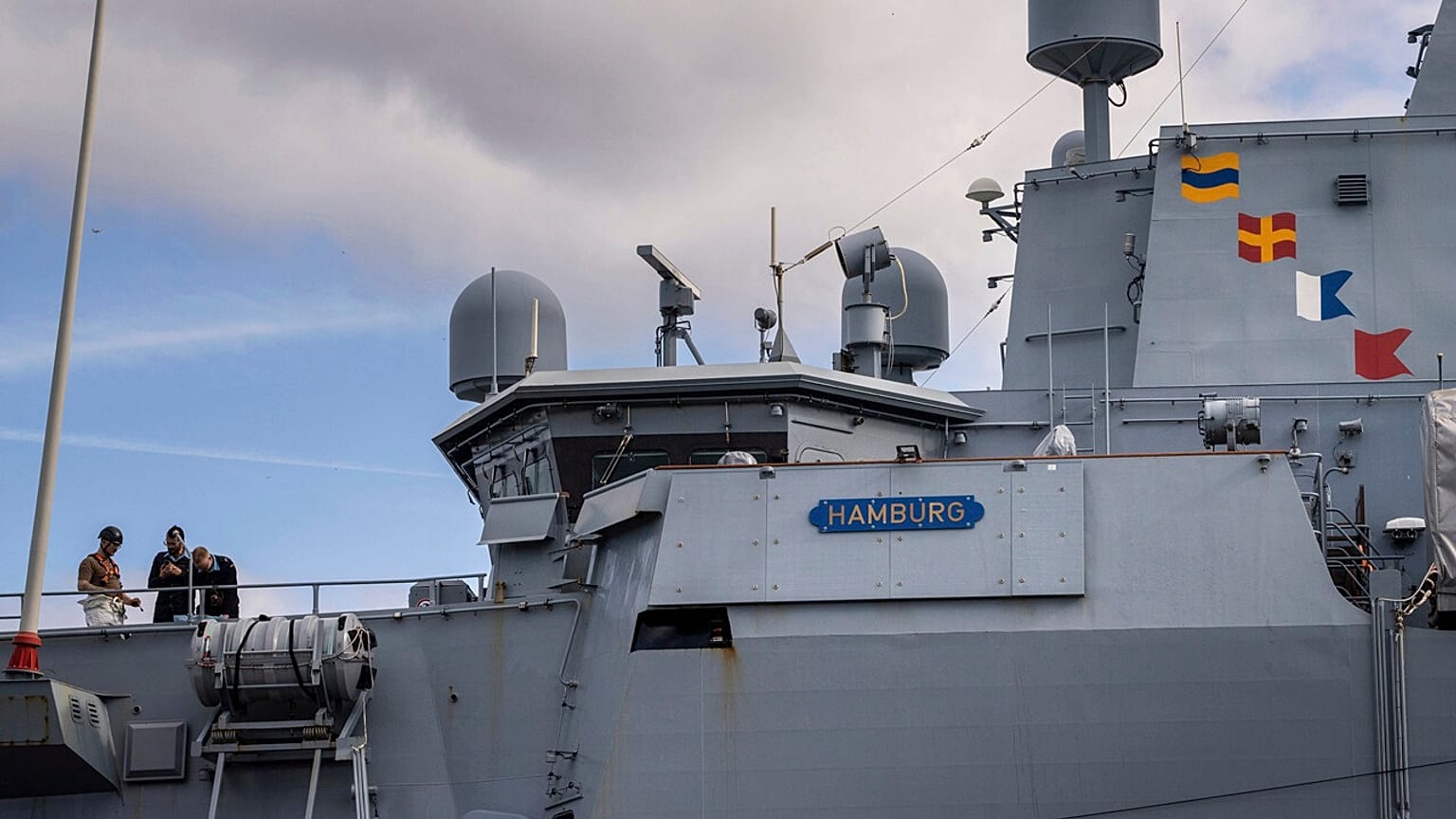 La fragata de defensa aérea de la Armada alemana FGS Hamburg F220 atraca en Copenhague el domingo 28 de septiembre de 2025. 