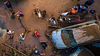 Voluntarios limpian el barro cuatro días después de que las inundaciones arrasaran todo a su paso en Paiporta, en las afueras de Valencia, España, el 2 de noviembre de 2024.