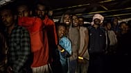 En esta fotografía del viernes 21 de diciembre de 2018, migrantes permanecen en la cubierta del barco de rescate de la ONG española Proactiva Open Arms.