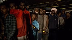 En esta fotografía del viernes 21 de diciembre de 2018, migrantes permanecen en la cubierta del barco de rescate de la ONG española Proactiva Open Arms.