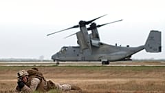 Um fuzileiro naval dos EUA durante um exercício de treino bilateral na base aérea de Moron, perto de Sevilha, terça-feira, 6 de outubro de 2015. 