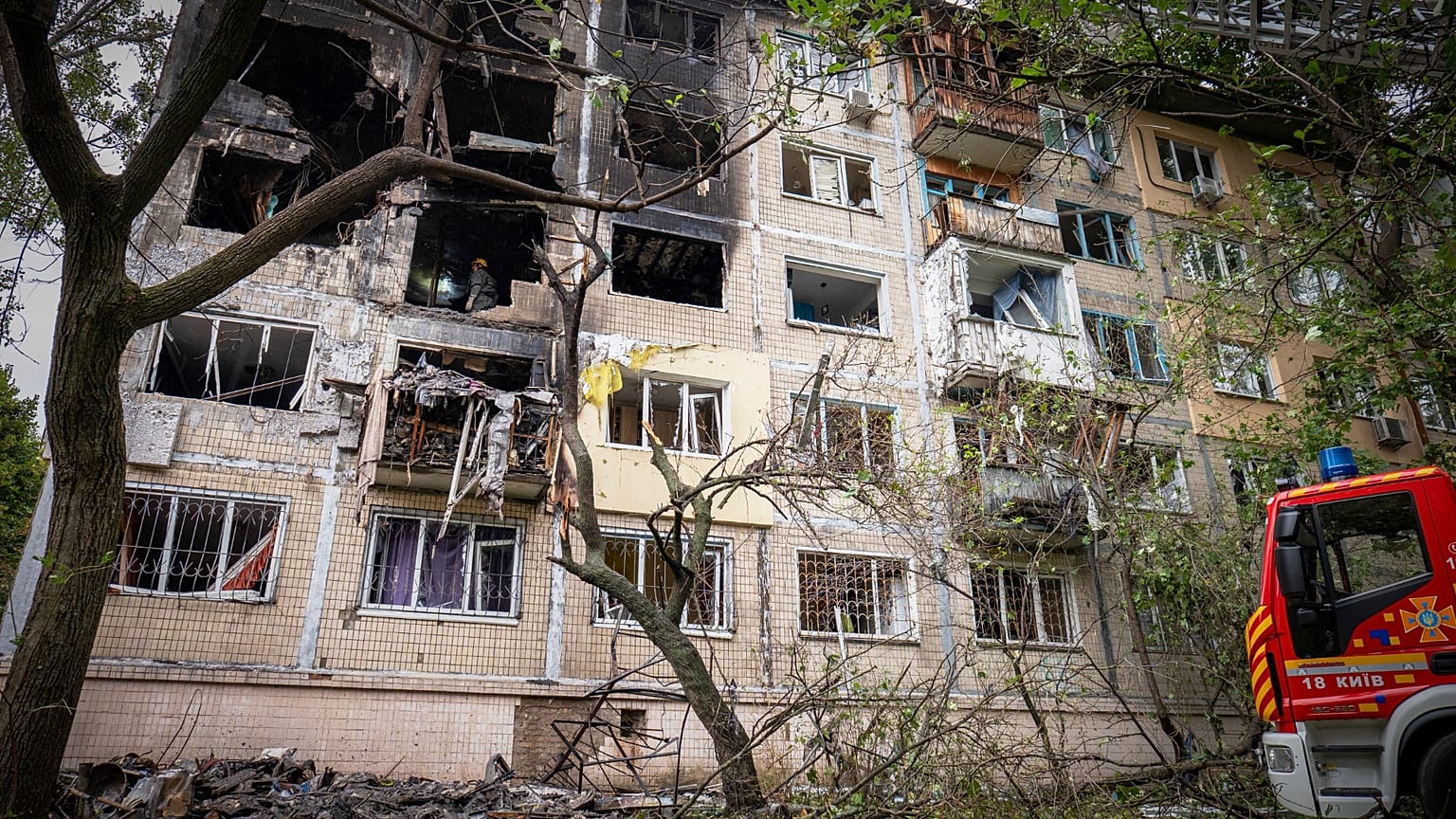 Des secouristes interviennent sur le site d'un immeuble endommagé lors d'une attaque russe à Kyiv