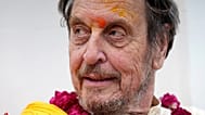Errol Musk – Elon Musk apja – az indiai Hanuman Garhi szentélyben, 2025 júniusában