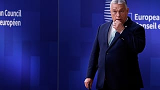 O primeiro-ministro húngaro Viktor Orban chega para uma cimeira da UE no edifício do Conselho Europeu em Bruxelas, quinta-feira, 26 de junho de 2025. (AP Photo/Omar Havana)