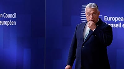 O primeiro-ministro húngaro, Viktor Orbán, chega a uma cimeira da UE no edifício do Conselho Europeu em Bruxelas.