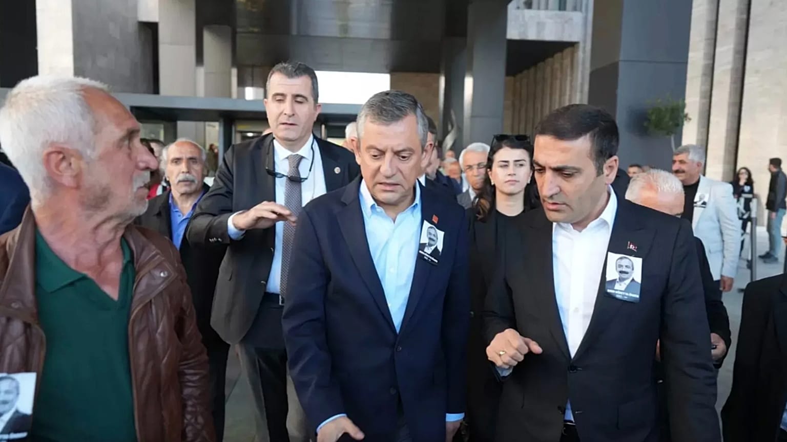 Özgür Özel'e saldırıdan hemen önce çekilen bir fotoğraf.