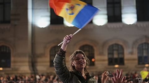 Nicusor Dan elnökjelölt májusi győzelmét ünneplik a támogatói Bukarestben