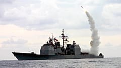 Un missile d'attaque terrestre Tomahawk (TLAM) est lancé depuis le croiseur à missiles guidés USS Cape St. George (CG 71), en opération en mer Méditerranée, le 23 mars 2003.
