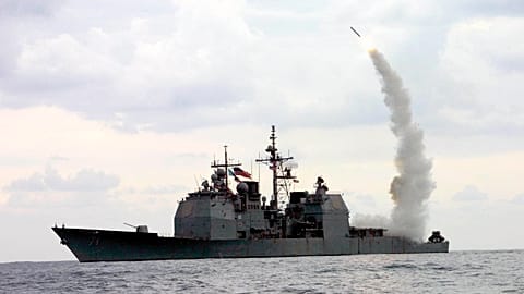 FILE - Egy Tomahawk szárazföldi támadó rakéta (TLAM) indul a Földközi-tengeren működő USS Cape St. George (CG 71) irányított rakétacirkálóról 2003. március 23-án.