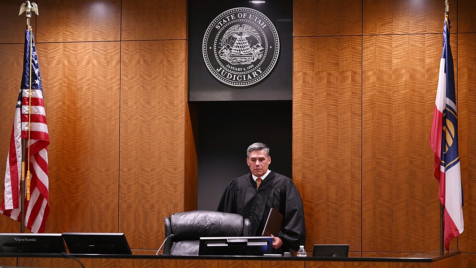 El juez ingresa a la sala del tribunal mientras Tyler Robinson asiste a una audiencia judicial virtual desde la prisión el 16 de septiembre de 2025, en Utah.