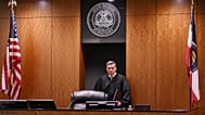 El juez ingresa a la sala del tribunal mientras Tyler Robinson asiste a una audiencia judicial virtual desde la prisión el 16 de septiembre de 2025, en Utah.