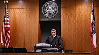 El juez ingresa a la sala del tribunal mientras Tyler Robinson asiste a una audiencia judicial virtual desde la prisión el 16 de septiembre de 2025, en Utah.