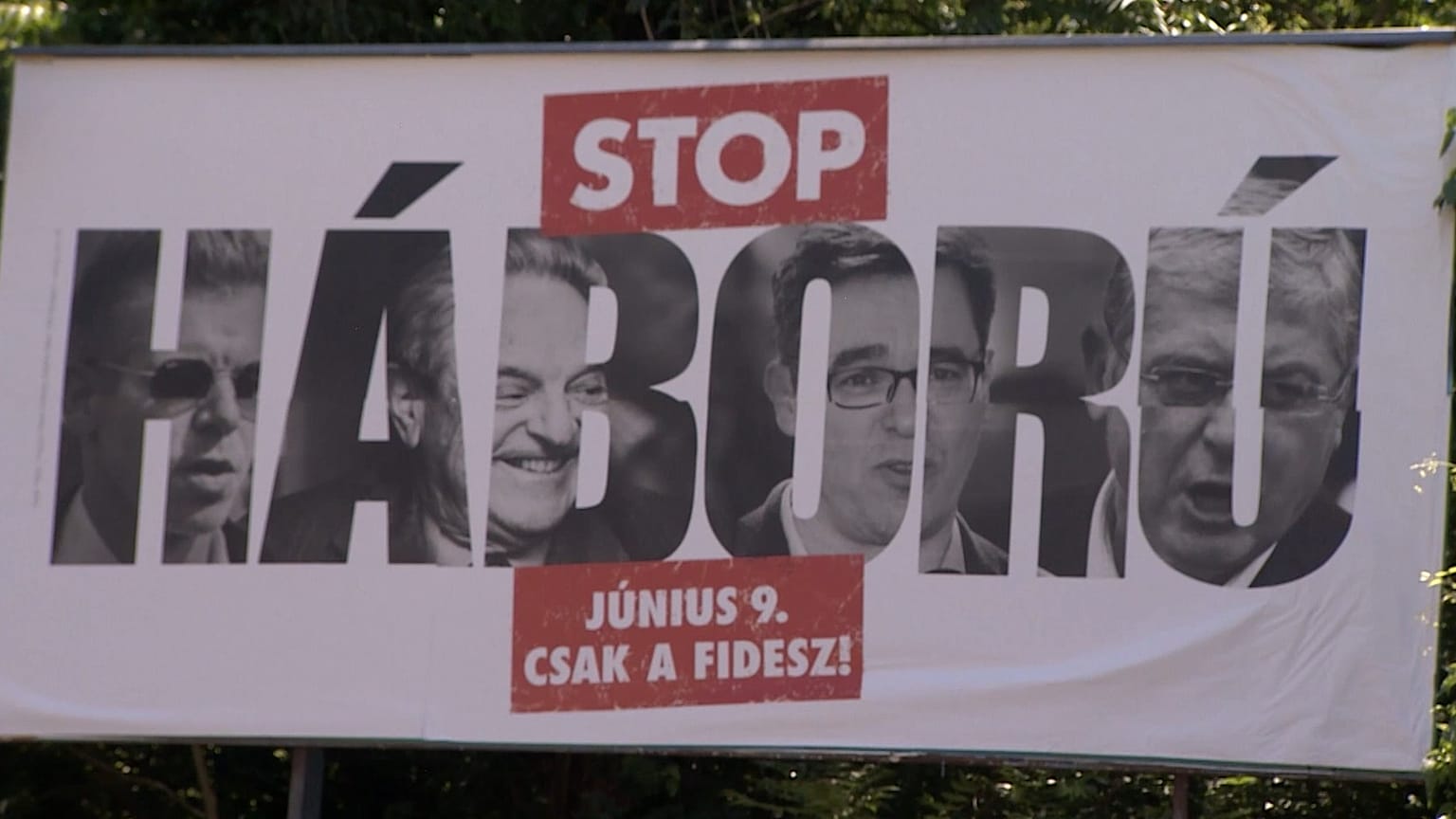 HÁBORÚ - áll a kormány egyik tavalyi plakátján