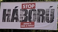HÁBORÚ - áll a kormány egyik tavalyi plakátján
