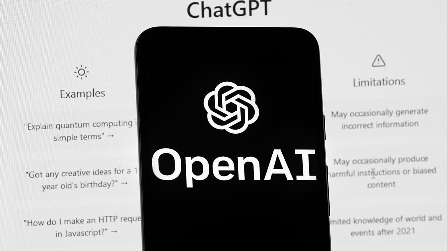 Αρχείο - Το λογότυπο της OpenAI φαίνεται σε κινητό τηλέφωνο μπροστά από οθόνη υπολογιστή που δείχνει την αρχική σελίδα του ChatGPT, στις 17 Μαρτίου 2023, στη Βοστώνη.