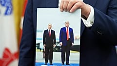 ABD Başkanı Donald Trump, Oval Ofis'te yaptığı açıklama sırasında Rusya Devlet Başkanı Vladimir Putin ile çekilmiş bir fotoğrafını tutarken, 22 Ağustos 2025
