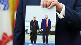 Donald Trump sostiene una foto suya con el presidente ruso, Vladímir Putin, durante un anuncio en el Despacho Oval, el 22 de agosto de 2025.