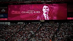 Muhafazakar aktivist Charlie Kirk'ün bir fotoğrafı Glendale'de düzenlenen bir anma töreni sırasında büyük bir ekranda gösteriliyor, 21 Eylül 2025