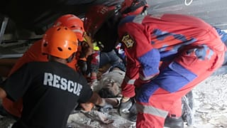Ratownicy poszukują ocalałych po zawaleniu się budynku islamskiej szkoły w Sidoarjo we wschodniej Jawie w Indonezji, we wtorek 30 września 2025