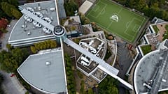 El logotipo de EA Sports sobre un campo de fútbol en el complejo de oficinas y estudios de Electronic Arts, en Burnaby, Columbia Británica. 29 de septiembre de 2025.