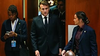 Le président français Emmanuel Macron arrive pour un sommet sur le climat, mercredi 24 septembre 2025, au siège des Nations unies.