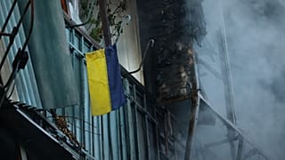 Eine ukrainische Flagge hängt auf einem Balkon nach einem russischen Angriff in Saporischschja, Ukraine, Sonntag, 28. September 2025. 