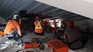 Rettungskräfte suchen nach Opfern und Überlebenden, nachdem ein Gebäude im Bau eingestürzt ist.