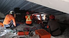 Rettungskräfte suchen nach Opfern und Überlebenden, nachdem ein Gebäude im Bau eingestürzt ist.