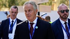 L'ancien Premier ministre britannique Tony Blair marche pendant le sommet de l'ONU sur le climat COP28, le dimanche 3 décembre 2023, à Dubaï, aux Émirats arabes unis.
