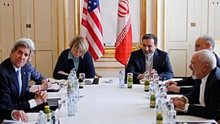 وزير الخارجية الأمريكي جون كيري يلتقي بوزير الخارجية الإيراني جواد ظريف في فندق بفيينا، الأربعاء 1 يوليو/ تموز 2015.