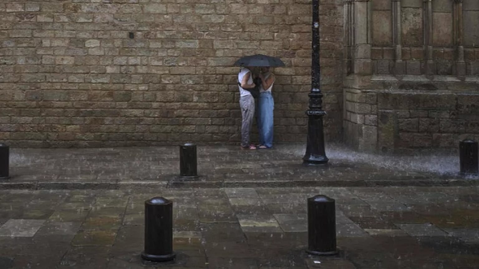 Foto de archivo: La gente se refugia de la fuerte lluvia durante las celebraciones del Día Nacional de Cataluña en Barcelona, España, el jueves 11 de septiembre de 2025.