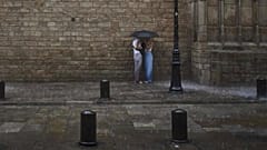 Foto de archivo: La gente se refugia de la fuerte lluvia durante las celebraciones del Día Nacional de Cataluña en Barcelona, España, el jueves 11 de septiembre de 2025.