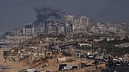تصاعد الدخان عقب غارة عسكرية إسرائيلية على مدينة غزة، كما يظهر من وسط قطاع غزة، الجمعة 26 سبتمبر/ أيلول 2025.