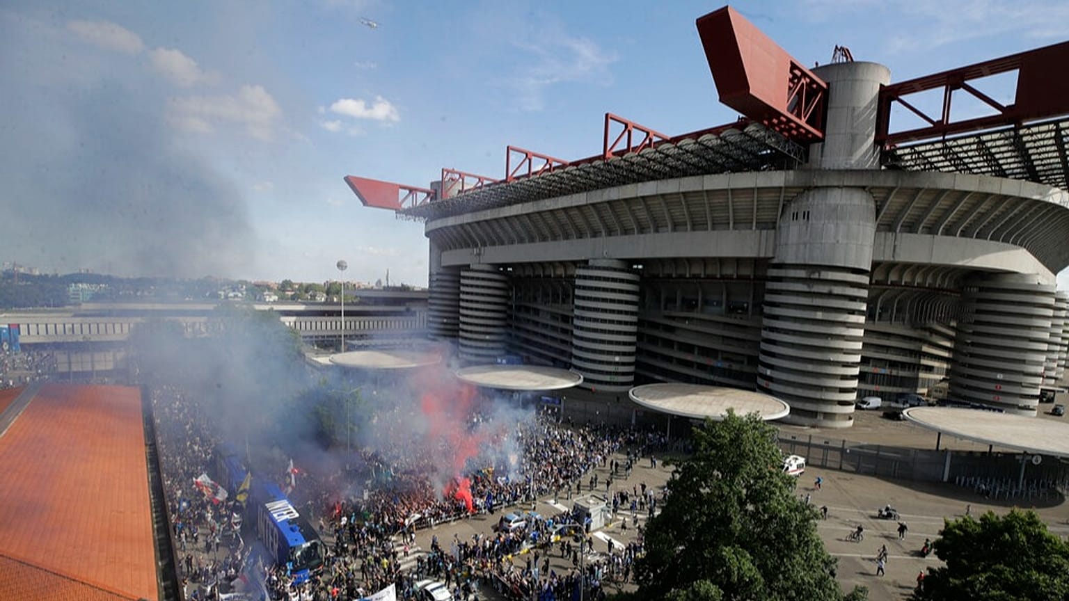ARQUIVO: Torcedores da Inter de Milão comemoram no estádio San Siro, em Milão, no sábado, 8 de maio de 2021.