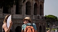 ARCHIVO - Turistas se detienen frente al Coliseo de Roma, el 17 de julio de 2023.