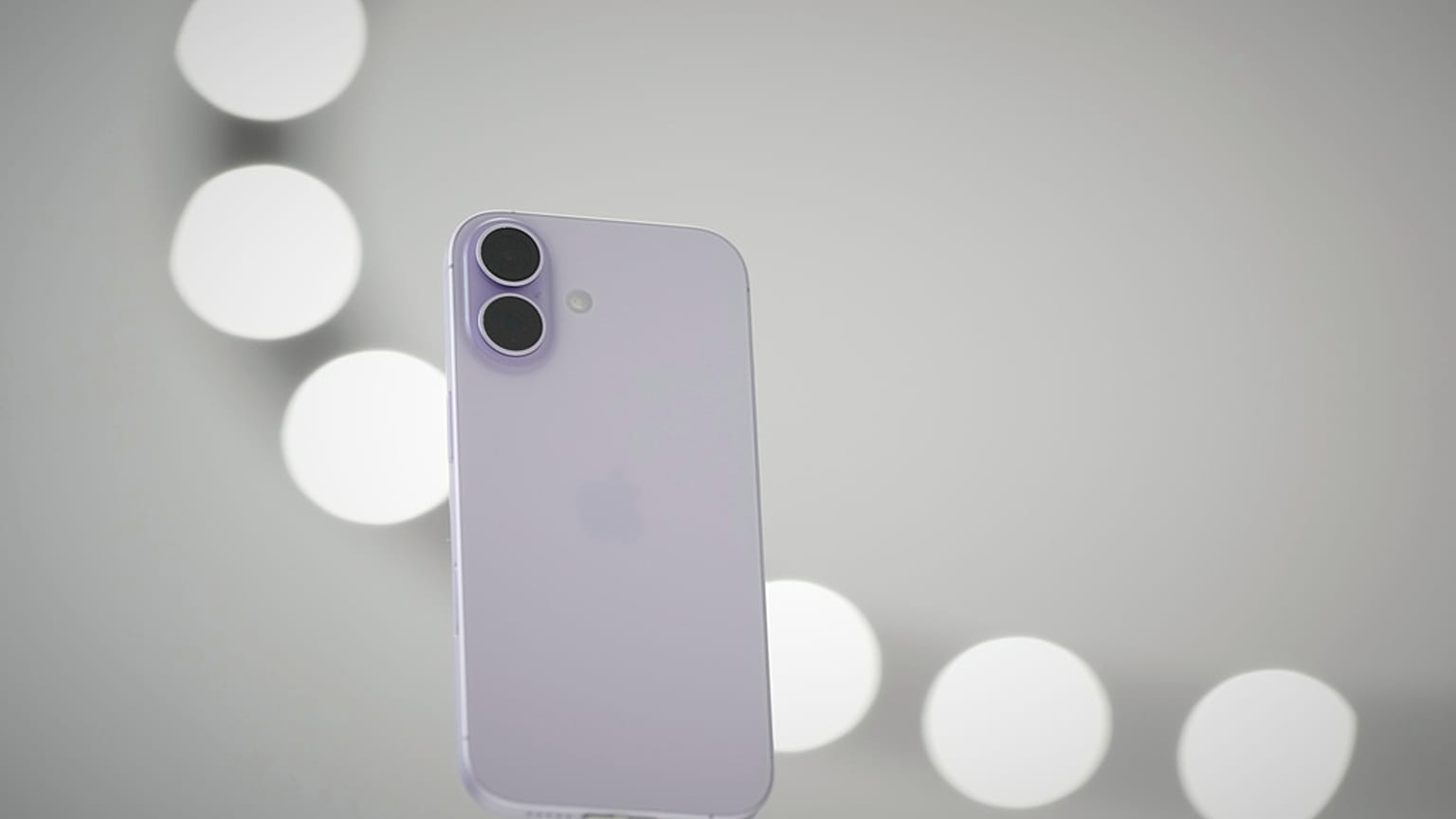 iPhone 17 معروض خلال إعلان عن منتجات جديدة في Apple Park يوم الثلاثاء 9 سبتمبر 2025، في كوبرتينو، كاليفورنيا