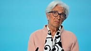 A Presidente do BCE, Christine Lagarde, dirige-se aos meios de comunicação social durante uma conferência de imprensa após a reunião do Conselho do BCE em Frankfurt, Alemanha, em 17 de abril de 2025.