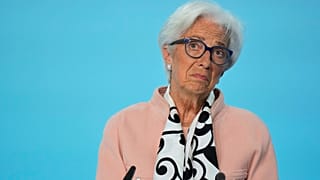 A Presidente do BCE, Christine Lagarde, dirige-se aos meios de comunicação social durante uma conferência de imprensa após a reunião do Conselho do BCE em Frankfurt, Alemanha, em 17 de abril de 2025.