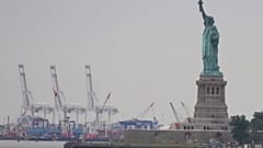 Özgürlük Heykeli New York'taki Port Liberty Terminali yakınlarında görülüyor. (AP Fotoğrafı/Frank Franklin II)
