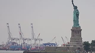 A Estátua da Liberdade é vista perto dos terminais de Port Liberty em Nova Iorque. (AP Photo/Frank Franklin II)