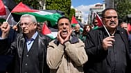 متظاهرون يرفعون الأعلام الفلسطينية ويرددون شعارات مناهضة لإسرائيل خلال احتجاج ضد الحرب في غزة، في مدينة رام الله بالضفة الغربية، يوم السبت 5 أبريل 2025.